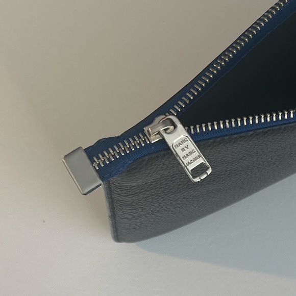 Marc Jacobs electric blue and dark brown pebbled leather zipped clutch 23x20 cm - Picture 3 of 6